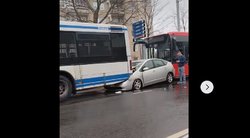 Vilniuje du greitieji autobusai suspaudė „Toyota Prius“: vienam žmogui prireikė medikų pagalbos (nuotr. skaitytojo)