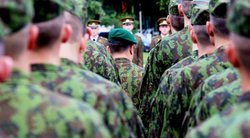 Dragūnų batalione Klaipėdoje - pirmoji šauktinių ir profesinės karo tarnybos karių rikiuotė  