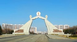 Šie vartai simbolizuoja Šiaurės ir Pietų Korėjų susijungimą (nuotr. asm. archyvo)