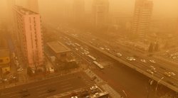 Didžiausia per dešimtmetį smėlio audra dangų virš Pekino nudažė geltonai (nuotr. SCANPIX)
