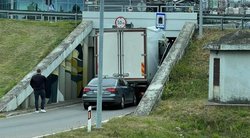 Incidentas Kaune: po viaduku prie „Megos“ įstrigo sunkvežimis (nuotrauka Kas vyksta Kaune grupės)  