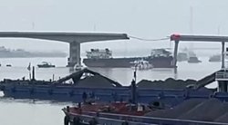 Kinijoje laivas rėžėsi į tiltą, nublokšdamas į upę juo važiavusius automobilius (nuotr. SCANPIX)