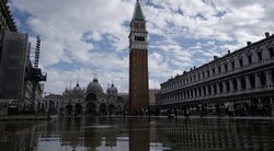 Venecijoje prasidėjo kasmetinis potvynis: kasmet miestas grimsta po kelis milimetrus (nuotr. stop kadras)