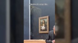 Pasikėsinta į Mona Lizos paveikslą – vyras į jį šveitė tortą: kaltininkas apsimetė senyva moterimi (nuotr. stop kadras)