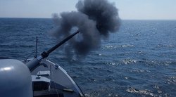 Pirmą kartą Lietuvos karinių jūrų pajėgų laivai pratybų metu ugnimi naikino taikinius sausumoje (nuotr. KAM)  