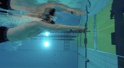 Klaipėdoje – išskirtinio rekordo siekimas: plaukikai plaukia visą parą (nuotr. stop kadras)