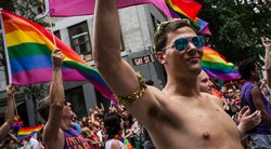 Ryškiaspalviai „Gay Pride“ parado Niujorke dalyviai (nuotr. SCANPIX)