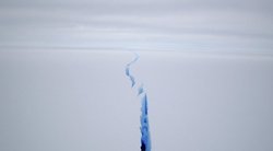 Nuo Antarktidos ledyno atskilo Londono dydžio ledkalnis – nufilmavo, kaip jis atrodo (nuotr. stop kadras)