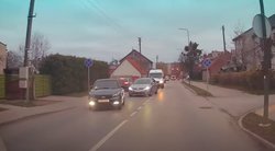 Išskirtiniai vaizdai iš sulaikymo Aleksote: girtas „Audi“ vairuotojas išlėkė į priešpriešinę eismo juostą (nuotr. stop kadras)