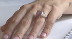 Ženevos aukcione – žiedas su itin retu rožiniu deimantu: kainuoja milijonus (nuotr. stop kadras)