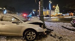 Šventaragio gatvėje, prie „Kempinski“ viešbučio, girta vairuotoja įvažiavo į stulpą (nuotr. Broniaus Jablonsko)