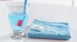 Perka dantų protezų valymo tabletes, nors jų neturi: nustebsite, kur jas naudoja (nuotr. 123rf.com)