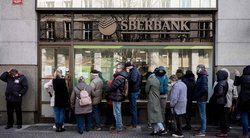 Žmonių eilės prie Rusijos banko padalinio (nuotr. SCANPIX)