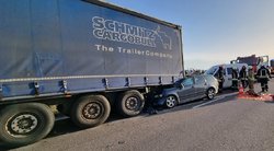 Tragiška avarija Klaipėdoje: susidūrus sunkvežimiui ir „Volvo V50“ žuvo žmogus (nuotr. skaitytojo)