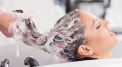 Plaukų plovimas (nuotr. 123rf.com)