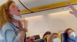 Moters užkurta drama lėktuve šokiravo keleivius: viskas dėl veido kaukės  (nuotr. stop kadras)