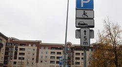 Negalią turintys amenys turi teisę automobilius statyti neįgaliojo ženklu pažymėtose vietose. Sigitos Inčiūrienės nuotr.  