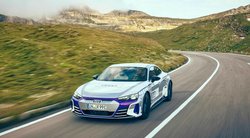 „Audi“ pristato specialaus leidimo „RS e-tron GT“ modelį