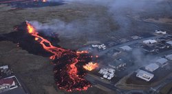 Pamatykite: nufilmavo, kaip lava naikina namus Islandijoje (nuotr. stop kadras)