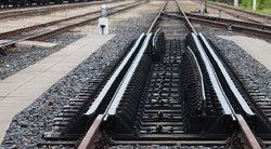370 mln. eurų kainavęs ruožas nuo sienos su Lenkija iki Kauno atidarytas 2015-ųjų pabaigoje, tačiau geležinkelis neatitinka dabartinių „Rail Baltica“ parametrų.  
