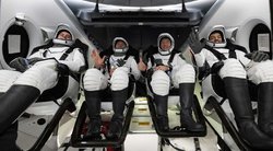 Po šešių mėnesių kosmose į Žemę sugrįžo keturi astronautai  (nuotr. SCANPIX)