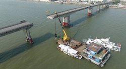 Pietų Kinijoje krovininiam laivui įsirėžus į tiltą žuvo penki žmonės (nuotr. SCANPIX)