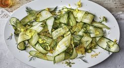 Gaivios ir kvapnios agurkų salotos pietums gryname ore  