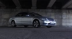 Autopilotas. Įperkama prabanga ir komfortas: naudoto „Mercedes-Benz S550“ apžvalga (nuotr. stop kadras)