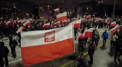Kova dėl valdžios Lenkijoje vis dar tęsiasi: tūkstančiai rinkosi į „Laisvųjų lenkų protestą“  