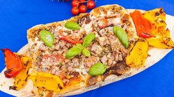 Itališka-argentinietiška pica su jautiena (nuotr. stop kadras)