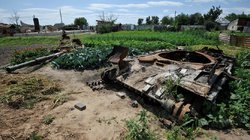 Neįtikėtinas ukrainiečių užsispyrimas: grįžta į apšaudomas teritorijas, kad pasėtų daržus savo (nuotr. Scanpix)  