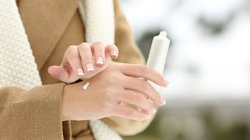 Pirmasis sniegas: pataria, kaip apsaugoti rankas ir kojas nuo šalčio? (nuotr. Shutterstock.com)