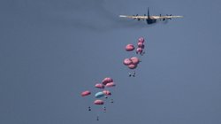 JK antrą kartą iš lėktuvo parašiutu nuleido į Gazą maisto atsargų  (nuotr. SCANPIX)
