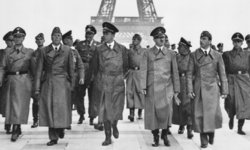 A. Hitleris Paryžiuje (nuotr. Vida Press)