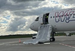 Dėl įsiplieskusio konflikto ir avarinio aliarmo Kauno oro uoste nepakilo lėktuvas:„Wizz Air“ pateikė daugiau detalių apie incidentą