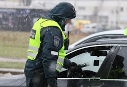 Vairuotojams – policijos įspėjimas: jau nuo ketvirtadienio tikrins, ar to nedarote automobilyje