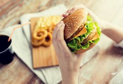 Mokslininkai įspėja: nesveikas maistas tiesiogiai susijęs su didesne vėžio rizika