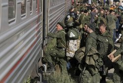 Iš karo Ukrainoje traukiasi tūkstančiai rusų: naikina karines uniformas, peikia Putiną ir prašo prieglobsčio užsienyje