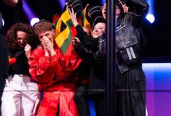 Silvester Belt po pirmojo „Eurovizijos“ pusfinalio šėlo vakarėlyje: kompaniją palaikė airis