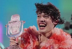 „Eurovizijos“ nugalėtojas Nemo prabilo apie sudužusį trofėjų: susižalojo nykštį