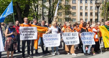 Sostinėje iki 1 tūkst. profsąjungų atstovų reikalauja mažinti suvaržymus streikams (nuotr. P. Adamovič/BNS)  