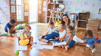 Darželiuose ir mokyklose esame pernelyg rimti: kodėl taip bijome būti vaikiški ir žaisti? (nuotr. Shutterstock.com)