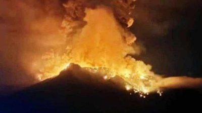 Indonezijoje dėl ugnikalnio išsiveržimo evakuota tūkstančiai žmonių, kilo cunamio grėsmė (nuotr. Elta)