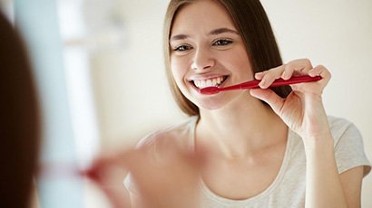 Ar pakanka valytis dantis dantų šepetėliu du kartus per dieną?
