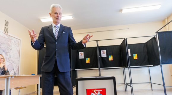 Eduardas Vaitkus balsuoja rinkimuose  (Erikas Ovčarenko/ BNS nuotr.)