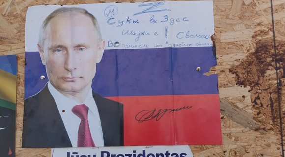 Incidentas Mažeikiuose: judrioje vietoje rastas plakatas su Putino veidu  