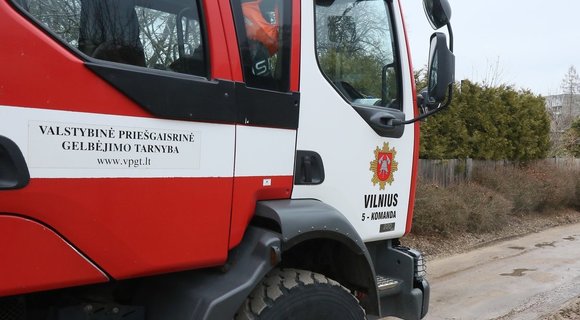 Vilniuje užsiliepsnojo namas: ugniagesiai rado moters kūną (nuotr. Broniaus Jablonsko)