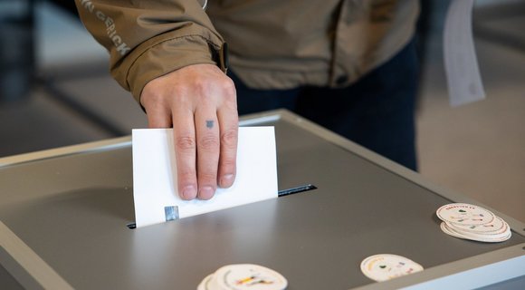 Pirmąją išankstinio balsavimo dieną prezidento rinkimuose ir referendume balsavo daugiau kaip 40 tūkst. rinkėjų  