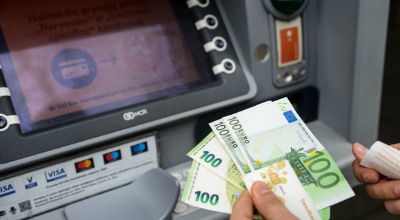 Pinigai, bankomatas (nuotr. Fotodiena/Justino Auškelio)