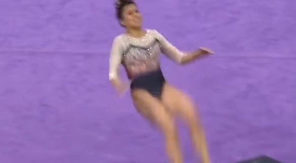 Gimnastė pasirodymo metu susilaužo abi kojas (nuotr. stop kadras)